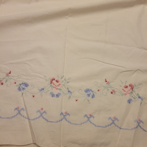 Vintage Bisque Hand Embroidered 66 x 115 Tablecloth with 12 Matching Napkins - Picture 3 of 11